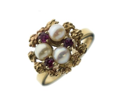 Lot 19 - Cultured pearl and ruby 9ct gold dress ring