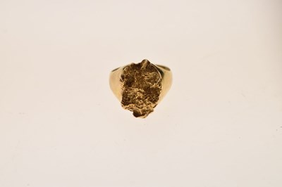 Lot 36 - Yellow metal 'gold nugget' ring
