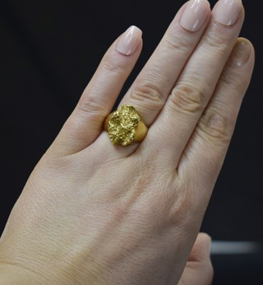 Lot 36 - Yellow metal 'gold nugget' ring