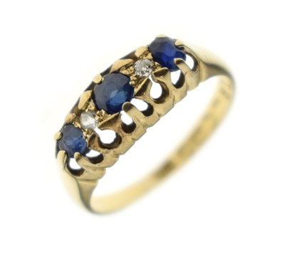 Lot 29 - Antique sapphire and diamond five-stone 18ct gold ring
