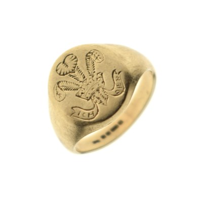 Lot 65 - 9ct gold Prince of Wales signet ring