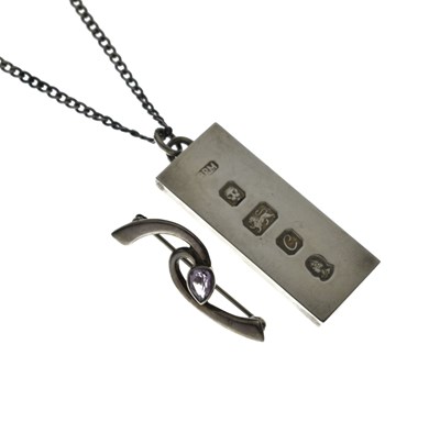Lot 134 - Silver Jubilee silver ingot pendant necklace and a silver bar brooch