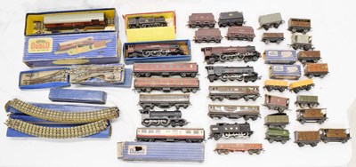 Lot 516 - Hornby Dublo - Mixed collection of 00 gauge railway trainset items