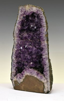 Lot 300 - Amethyst geode