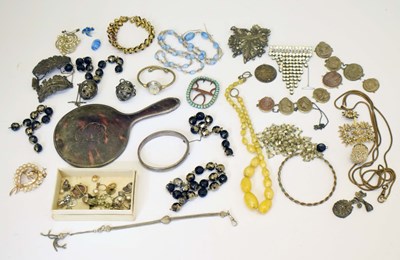 Lot 187 - Collection of Victorian and later costume jewellery and effects