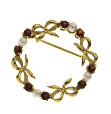 Lot 92 - Garnet and seed pearl 9ct gold wreath brooch
