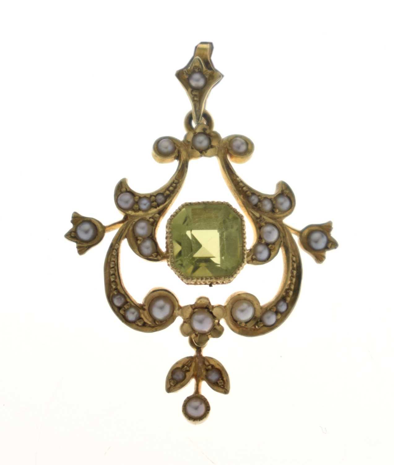Lot Edwardian peridot and seed pearl 15ct yellow gold pendant
