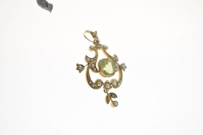 Lot Edwardian peridot and seed pearl 15ct yellow gold pendant