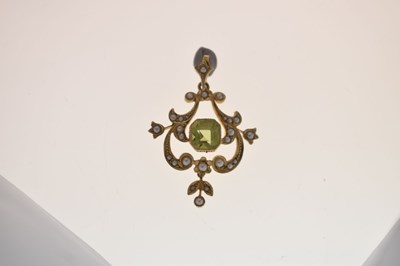 Lot Edwardian peridot and seed pearl 15ct yellow gold pendant