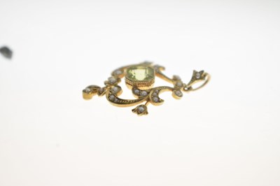 Lot Edwardian peridot and seed pearl 15ct yellow gold pendant