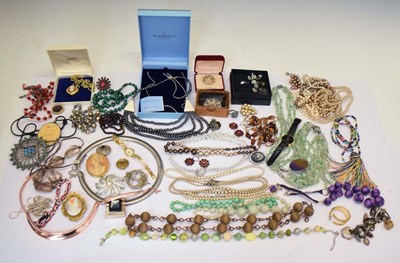 Lot 199 - Collection of costume jewellery to include malachite beads, garnet beads, graduated pearl necklace etc