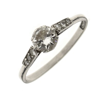 Lot 19 - Diamond single stone ring