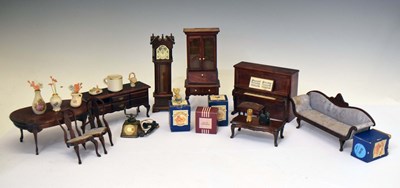 Lot 525 - Small collection of dolls house furniture
