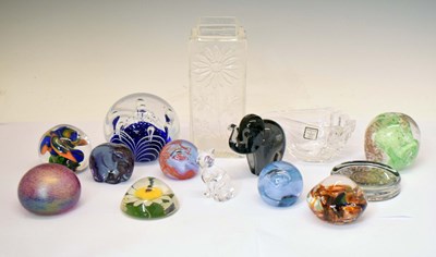 Lot 556 - Collection of 20th century glass to include Caithness paperweights, etc