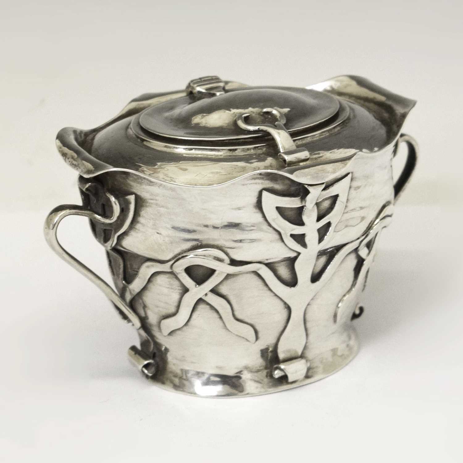 Lot Edward VII silver tea caddy in the manner of Oliver Baker