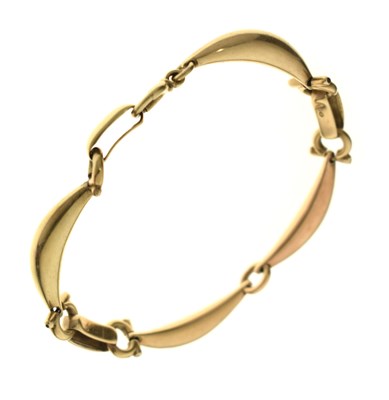Lot 141 - Yellow metal fancy link bracelet