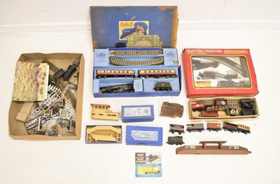 Lot 513 - Collection of 00 gauge railway trainset items