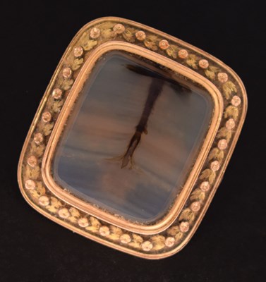 Lot 91 - Dendritic agate yellow metal brooch