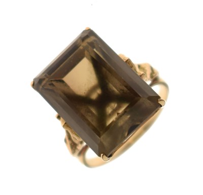 Lot 41 - Yellow metal smoky quartz dress ring