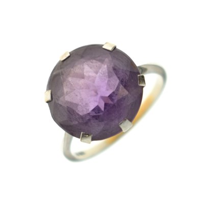 Lot 40 - 9ct white gold dress ring