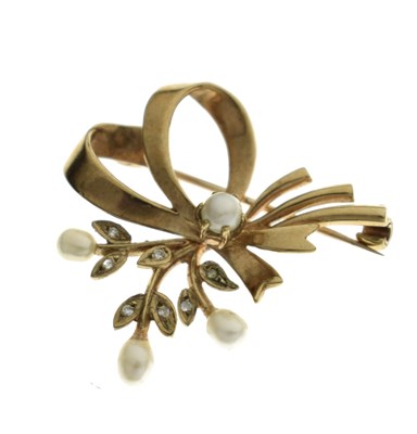 Lot 94 - 9ct gold freshwater pearl spray brooch