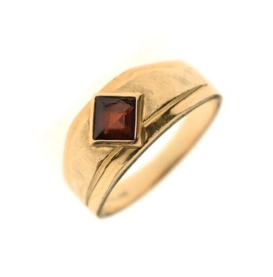 Lot 3 - Anvil - Gentleman's yellow metal garnet-set ring