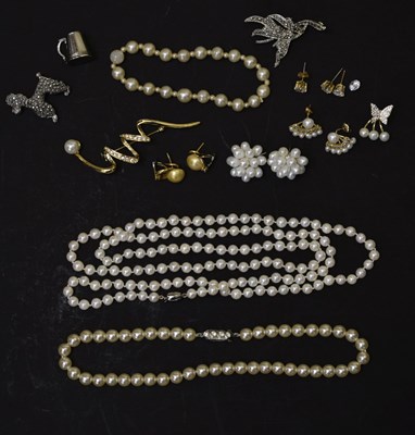 Lot 200 - Small group of faux and freshwater pearl jewellery