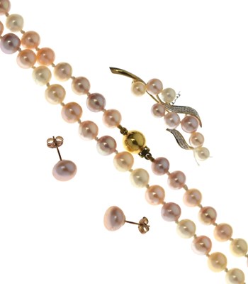 Lot 114 - Pink and cream cultured pearl 9ct gold brooch (3)