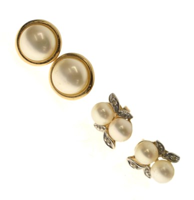 Lot 159 - Two pairs of yellow metal (14K) and pearl ear studs (2)