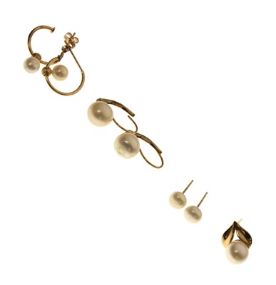 Lot 160 - Small group of pearl earrings