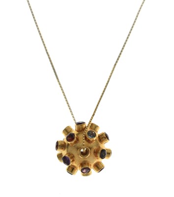 Lot 101 - Unmarked yellow metal 'Sputnik' pendant set semi-precious stones, on 18ct fine chain