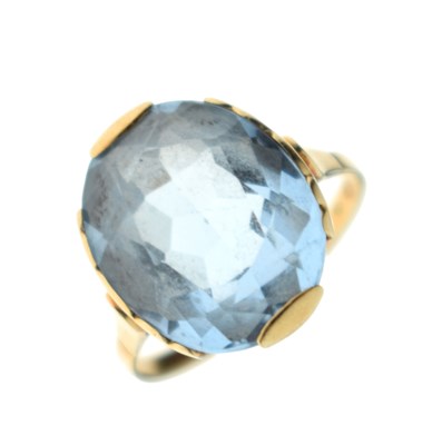 Lot 2 - Yellow metal dress ring set aquamarine coloured stone
