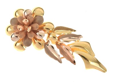 Lot 101 - Three colour spray brooch