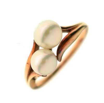 Lot 9 - Cultured pearl crossover ring, stamped 'K14'