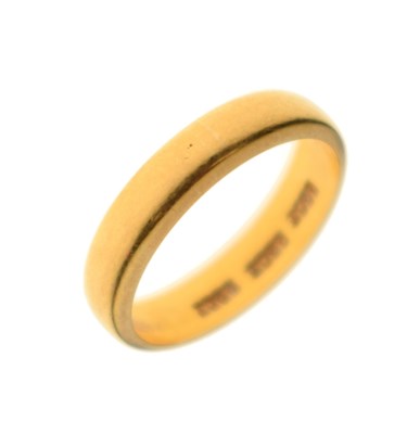 Lot 26 - Yellow metal wedding band, stamped '22ct'