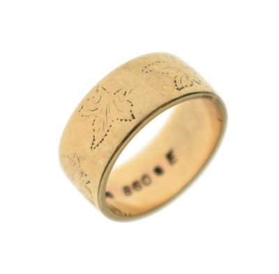 Lot 23 - 9ct gold wedding band