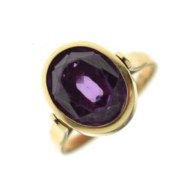 Lot 8 - Synethetic colour change sapphire yellow metal ring
