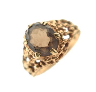 Lot 16 - Vintage smoky quartz yellow metal dress ring