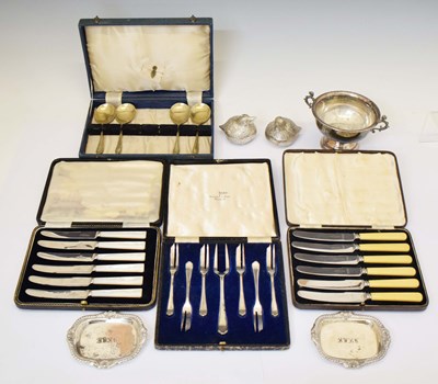 Lot 249 - Assorted silver plated wares to include: a Walker & Hall set of silver plated cake forks, etc