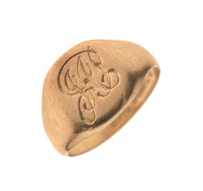 Lot 27 - 9ct gold signet ring