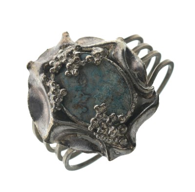 Lot 47 - Jacob Hull silver plated dyed agate set bangle