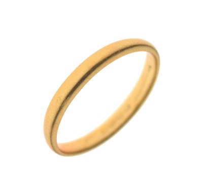 Lot 24 - 22ct gold wedding band