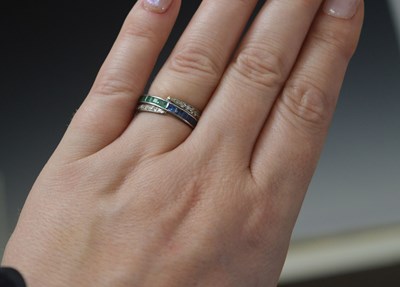 Lot Art Deco diamond, sapphire and emerald 'day and night' eternity ring