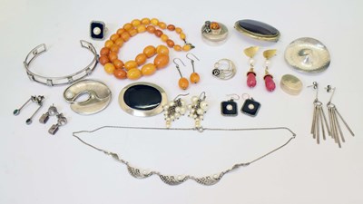 Lot 46 - Group of silver and other jewellery, to include a Kupittaan Kulta silver brooch, etc