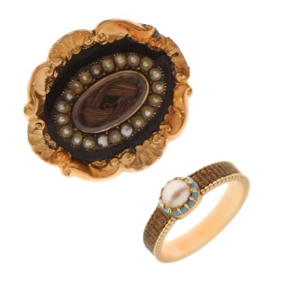 Lot 21 - Victorian mourning brooch and ring (2)