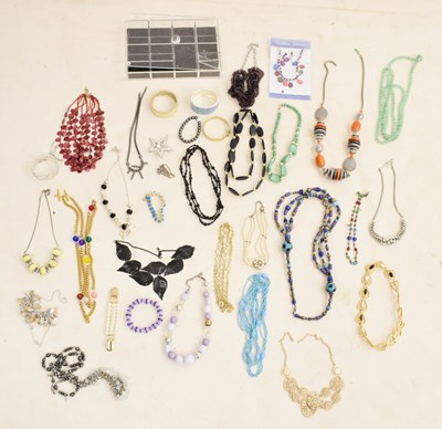 Lot 52 - Collection of costume and fashion jewellery
