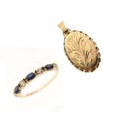 Lot 22 - Seven-stone sapphire and cubic zirconia 9ct gold ring, and a 9ct gold oval locket (2)