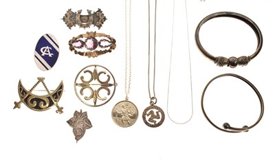 Lot 29 - Small collection of silver and white metal jewellery, to include an Ola Gorie Pictish brooch