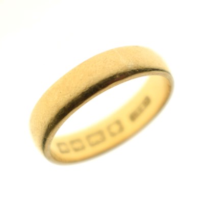 Lot 25 - 22ct gold wedding band 4.8g