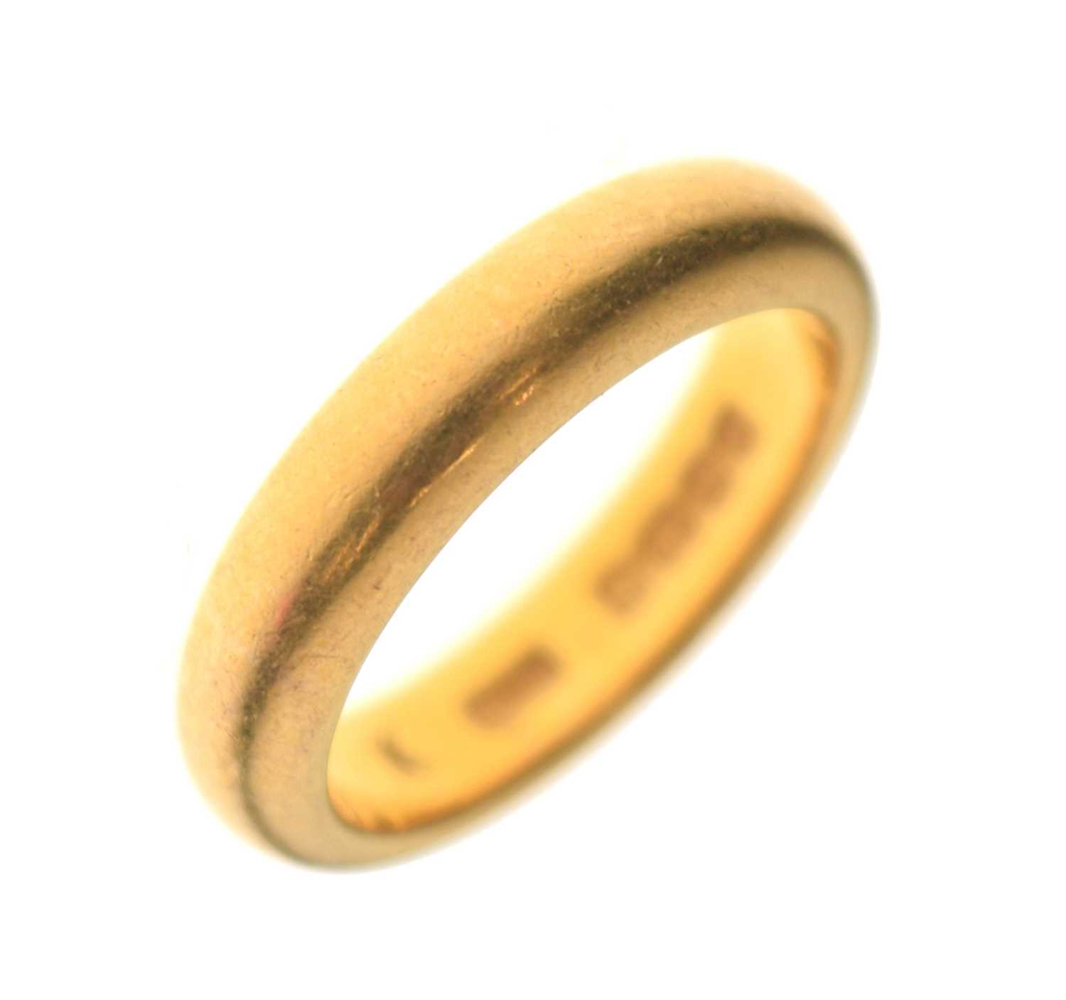 Lot 46 - 22ct gold wedding band